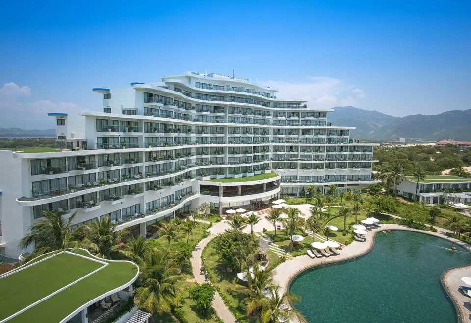 The drive from Cam Ranh Riviera Beach Resort to Cam Ranh International Airport — photo 4 of 16