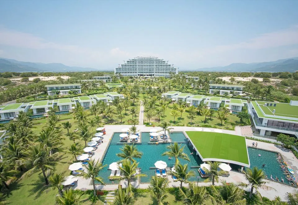 The drive from Cam Ranh Riviera Beach Resort to Cam Ranh International Airport — photo 9 of 16