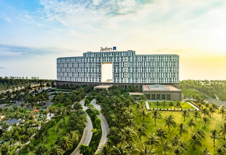 The drive from Radisson Blu Resort Cam Ranh to Cam Ranh International Airport — photo 1 of 63